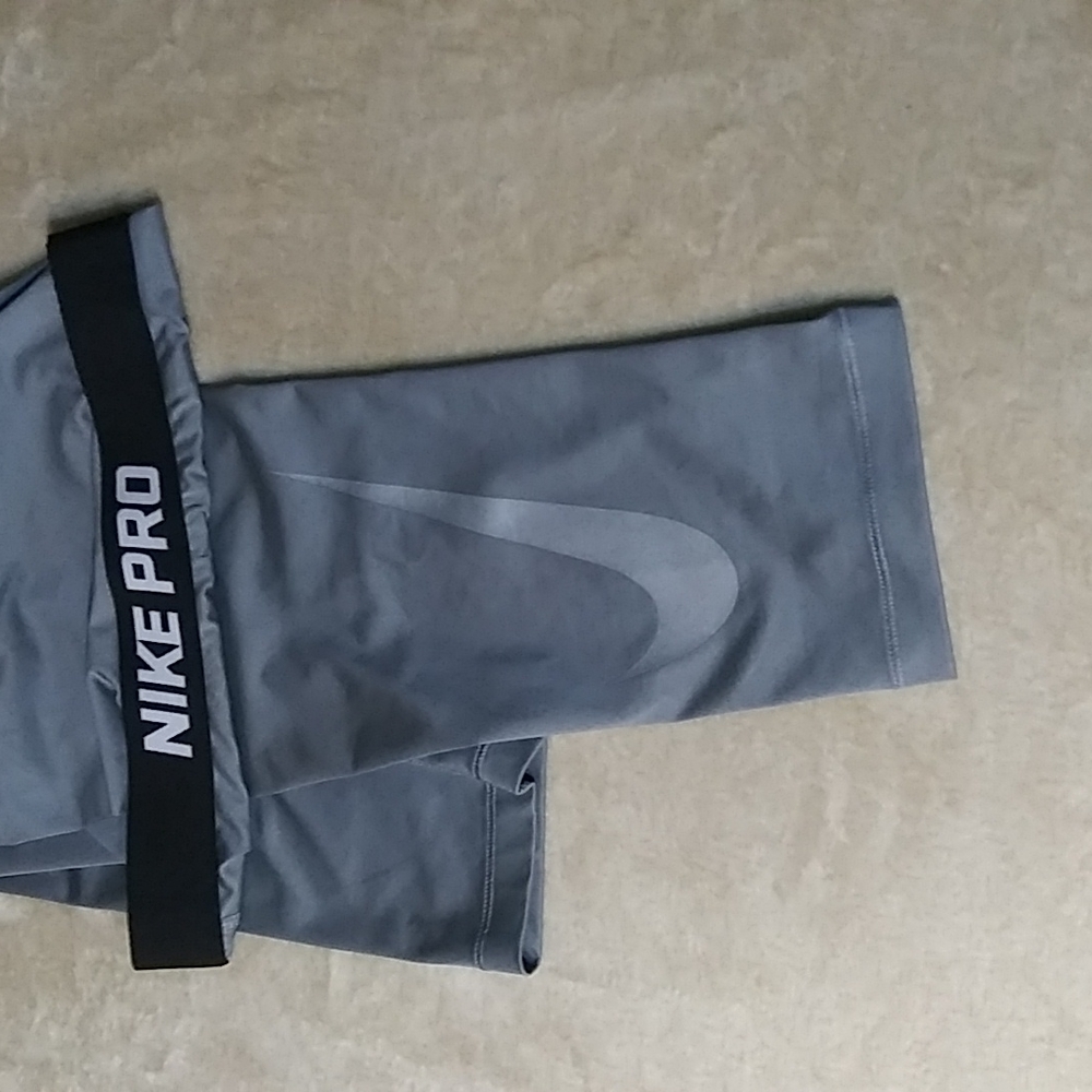 Nike womans cropped leggings sz m